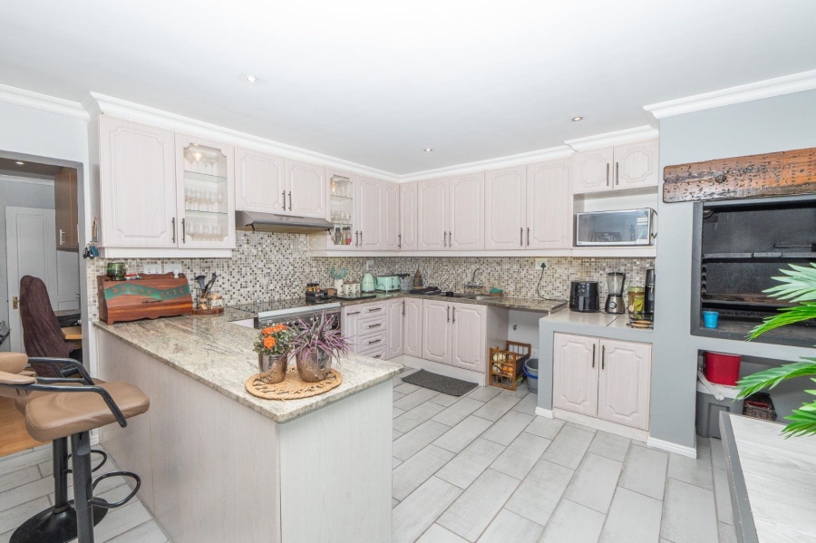 7 Bedroom Property for Sale in Myburgh Park Western Cape